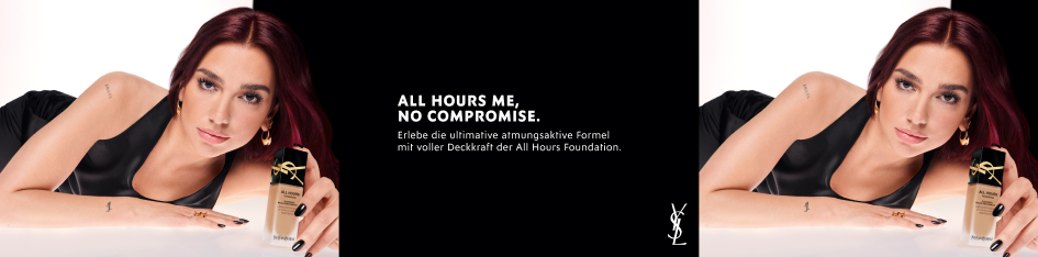 Werbebild für die YSL All Hours Foundation: Eine Frau mit glatten, dunkelroten Haaren und schwarzem Top liegt auf einer weißen Fläche und hält eine Flasche der Foundation in der Hand. Rechts daneben Text: 'All Hours Me, No Compromise. Erlebe die ultimative atmungsaktive Formel mit voller Deckkraft der All Hours Foundation.' Schwarzer Hintergrund mit YSL-Logo.