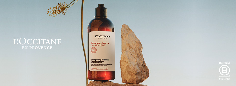 L'OCCITANE Haarpflegeprodukt mit botanischen Inhaltsstoffen vor Felsen und klarem Himmel.