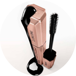 Lancôme Lash Idôle Flutter Extension Mascara mit geöffneter Bürste, umgeben von fließender schwarzer Textur.