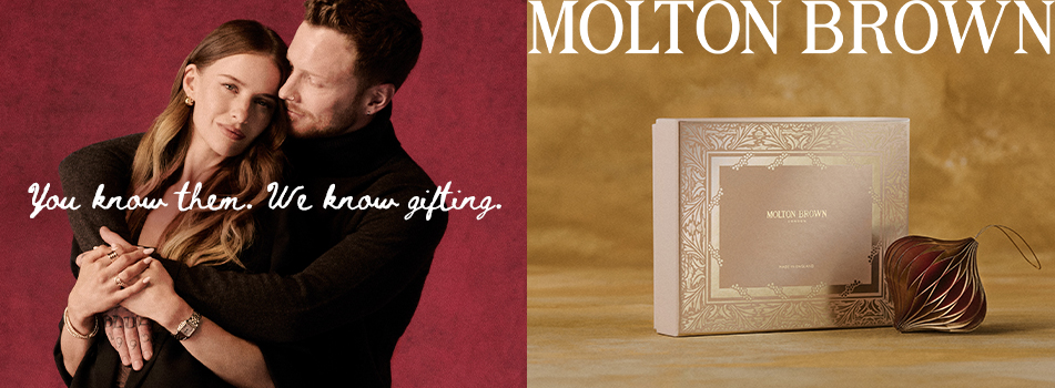 Werbebild von Molton Brown: Links steht ein Paar vor rotem Hintergrund, der Mann umarmt die Frau liebevoll von hinten. Darüber steht der Schriftzug „You know them. We know gifting.“ Rechts daneben ist eine elegante Geschenkbox von Molton Brown in Gold- und Cremetönen zu sehen, daneben eine weihnachtliche Ornamentkugel auf goldenem Hintergrund.